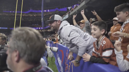 Texas fan argues with Washington players